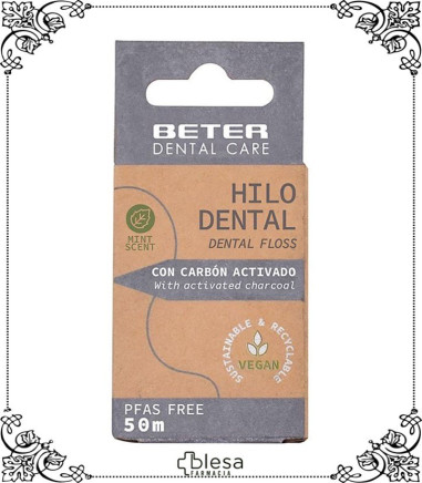 Sonrisa brillante con hilo dental Beter de carbón activado.